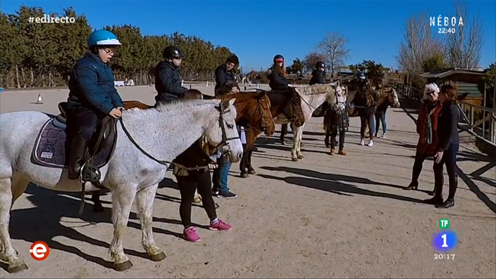 Anna Hernández, de España Directo (La1 de TVE) nos hace una visita a la clase con caballos a la que semanalmente acude en Colegio…
